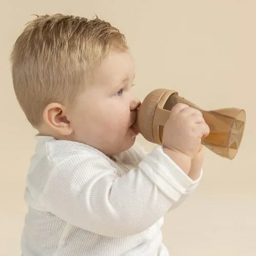 704b21-8711736435135-nonspill_soft_spout-caramel-amb-2-1500×1500-1