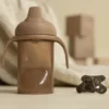704b21-8711736435135-nonspill_soft_spout-caramel-st-1-1500×1500-1