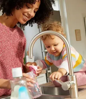 csm_Mom_and_baby_at_sink_64ffe5a917