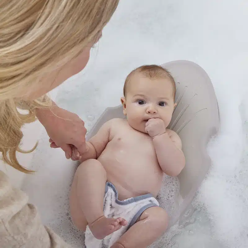 Shnuggle bath support – with baby – taupe – square