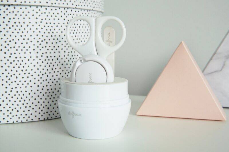 Difrax deluxe manicure set in white, featuring scissors and nail clippers, displayed with geometric decor.